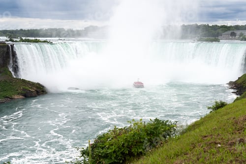 Vorschau: Ein Ausflugsboot fährt in Richtung Nebel am Fuße der Horseshoe Falls in den Niagarafällen in Ontario.