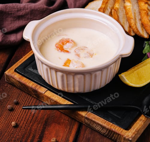 Preview: Tasty cream soup with shrimp in bowl