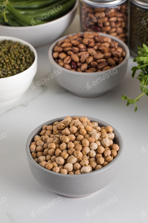 Preview: Raw chickpeas in a bowl on a light background. Vegetable protein. Vegetarianism.
