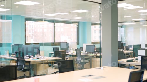 Preview: Empty office with lots of space and light