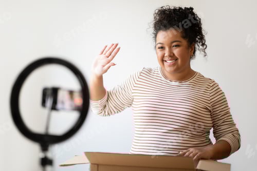 Vista previa: Feliz vlog de tiro de talla grande de mujer joven mestiza