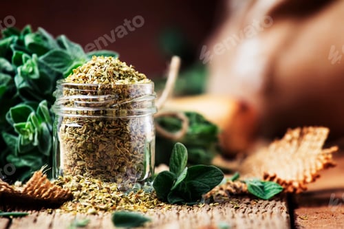 Preview: Dried and fresh oregano