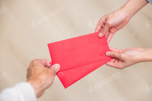 Preview: Chinese tradition of giving red envelope happily