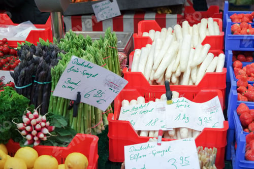 Preview: Fresh vegetables, asparagus on the market