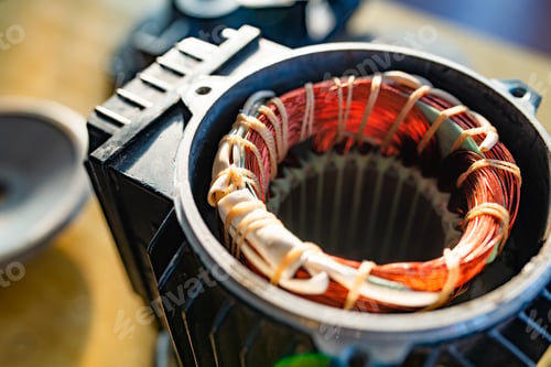 Preview: Close-up side view of a bundle of copper wire