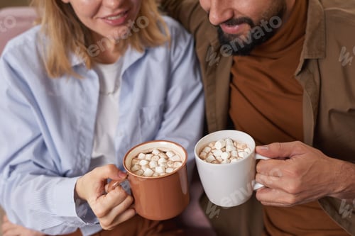 Vista previa: Pareja bebiendo café dulce