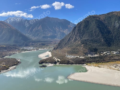 Preview: Beautiful view of the Indus river surrounded by mountains in sunny weather