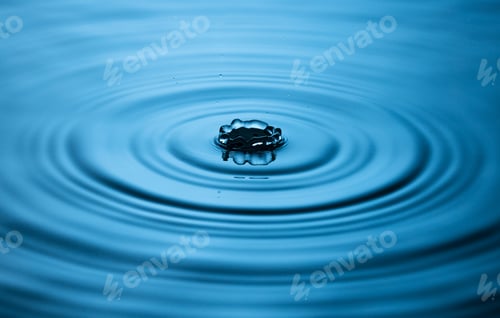 Preview: Blue Water drop falling, macro splash. Natural background
