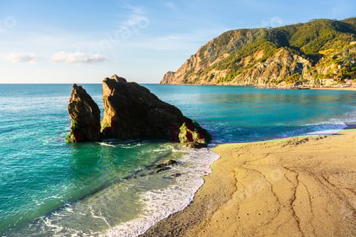 Preview: Coastal village Monterosso al Mare glows under summer sun