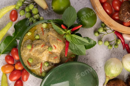 Preview: Chicken green curry in a bowl .