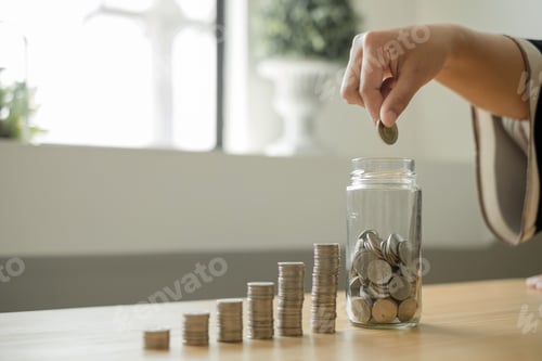 Vista previa: Mano de mujer. Ponga una moneda en una botella de vidrio con monedas, ahorre dinero con monedas, entre en un su