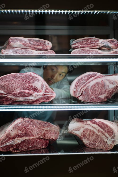Preview: Japanese cook placed wagyu beef