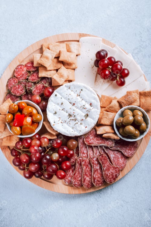 Preview: Mediterranean charcuterie board with various kinds of snacks
