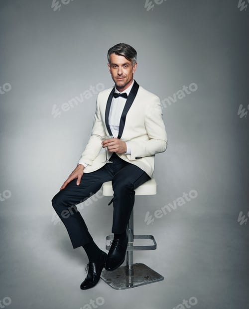 Preview: Portrait of man in tuxedo with cocktail