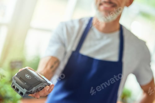 Preview: Paying terminal in male hand