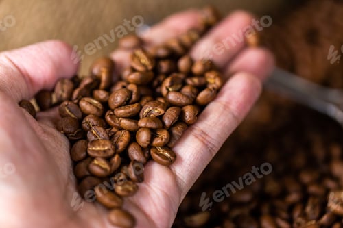 Vorschau: Kaffeebohnen. Rotation auf einem hölzernen Hintergrund