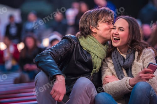 Preview: Young tourist couple on park bench, New York City, USA