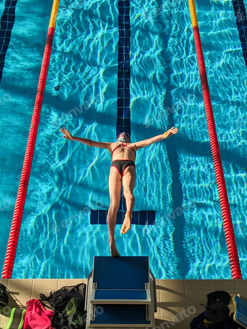 Preview: Swimmer girl start from the starting table in the pool