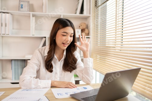Vista previa: Mujer que trabaja en la oficina