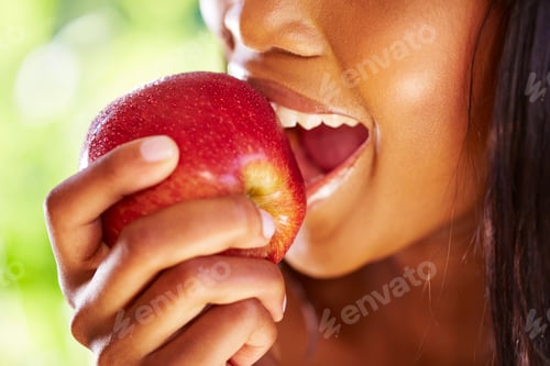 Preview: Woman biting red apple, close-up