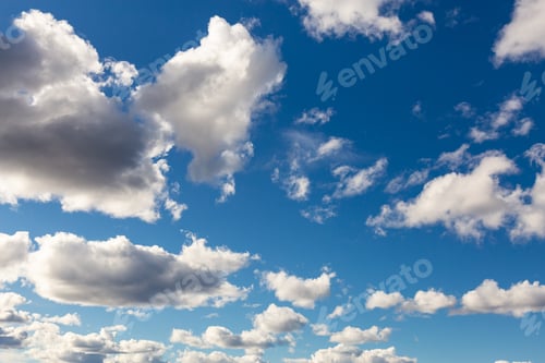 Vorschau: Schöne Aussicht auf geschwollene weiße Wolken mit blauem Himmel im Hintergrund