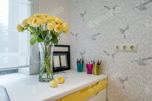 Preview: vase with a bouquet of flowers in the interior