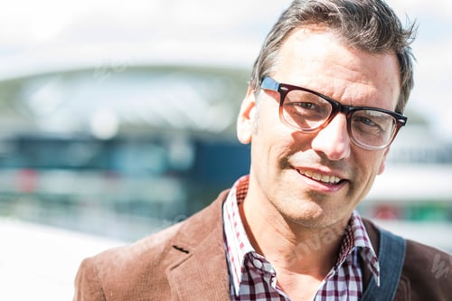 Preview: Mature man wearing glasses, portrait