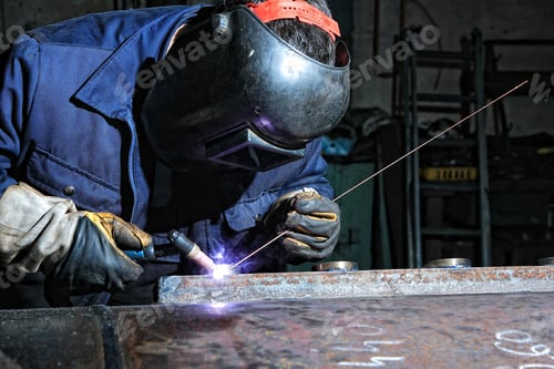 Preview: Welding and bright sparks.