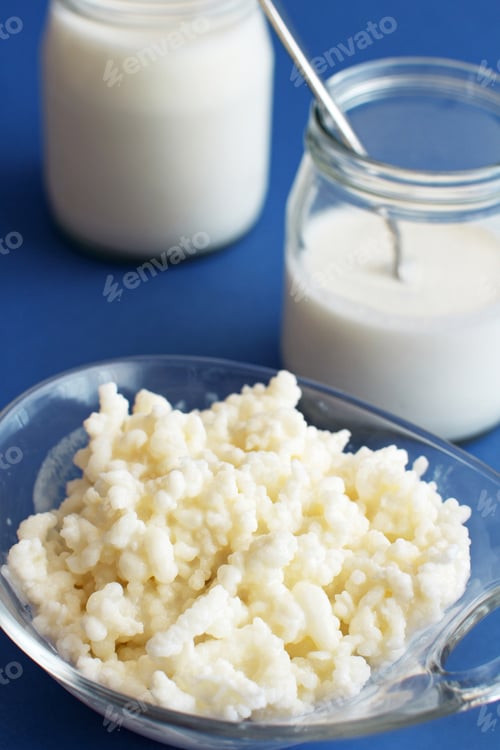 Preview: Fermented drink kefir in small bottles and kefir grains