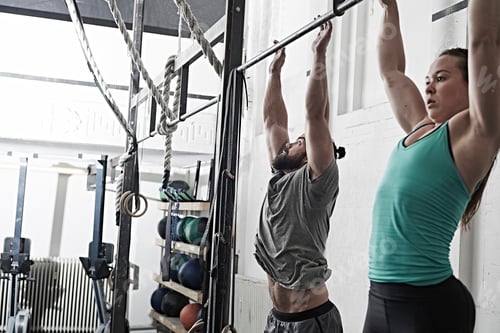Preview: Couple doing chin-up in cross training gym