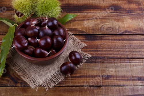 Preview: Fresh chestnuts in a bowl