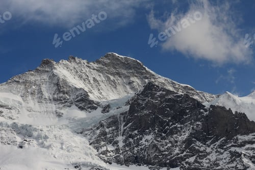 Vorschau: Majestätischer schneebedeckter Grindelwald-Berg