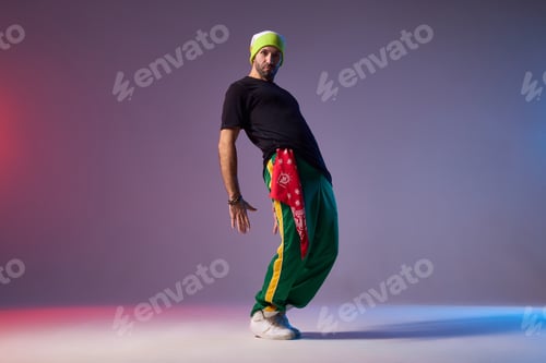 Preview: Cool looking dancing hiphopper in sportswear.
