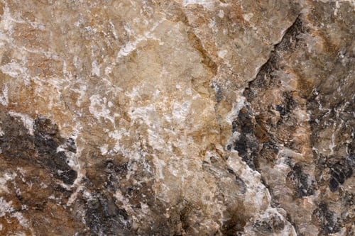 Visualização: Fundo de uma foto de uma pedra natural multicolorida lascada com veios brancos e rachaduras