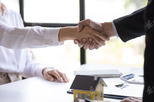 Preview: Handshake Real estate brokerage agent Deliver a sample of a model house to the customer, mortgage lo