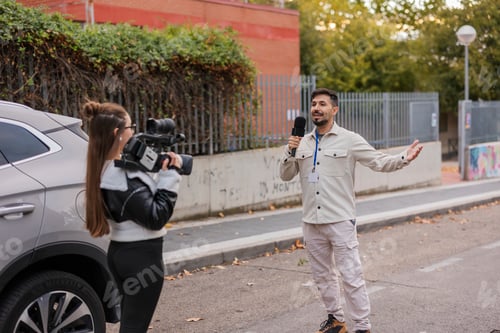 Visualização: Repórter masculino transmitindo notícias ao vivo com a cinegrafista