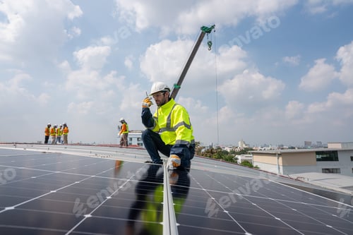 Vista previa: El servicio de ingeniería verifica la instalación de la célula solar en el techo.