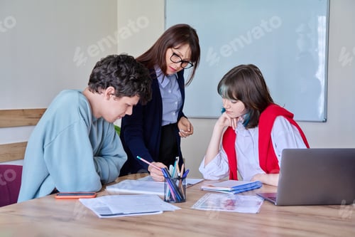Visualização: Professora de meia idade dando aula para estudantes universitários adolescentes sentados à mesa