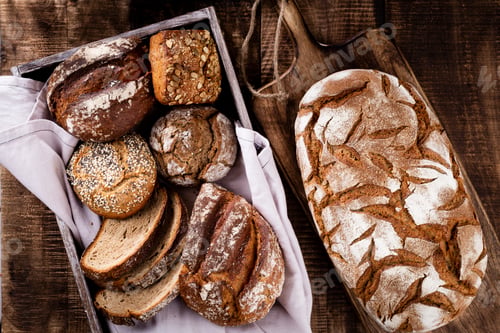Preview: Sliced rye bread on cutting board, closeup..