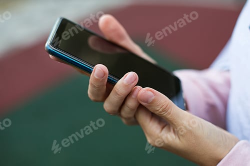 Preview: Smartphone in women's hands close-up. Using the phone, fingers on the touch screen