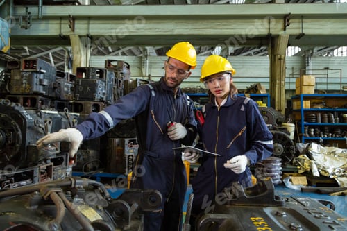 Preview: Engineer in the process of inspecting train engines Keep the machine ready for use in the train