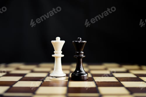 Aperçu: Chessboard and chess game. Competition between black and white, strategic intelligence board game.