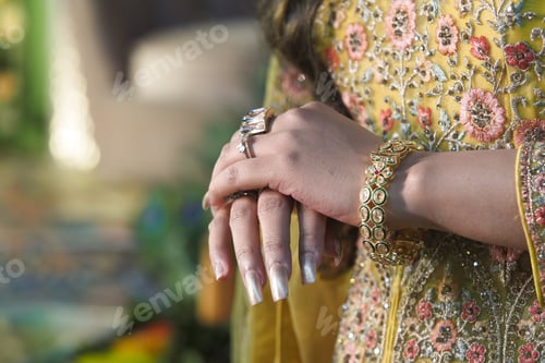 Preview: Jewelry on elegant hands highlights skill and tradition