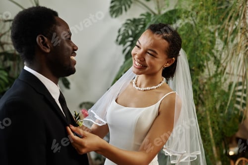 Preview: Smiling black woman as beautiful bride meeting groom