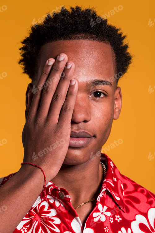 Preview: Stylish cheerful man in beach shirt