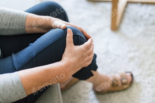 Preview: Senior woman holding her painful knee