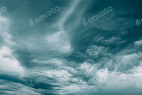 Vista previa: Cielo tormentoso antes de la tormenta de lluvia. Fondo de cielo nublado y tormentoso