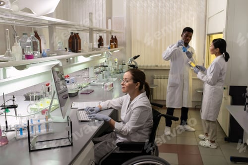 Preview: Group of intercultural scientists working in laboratory
