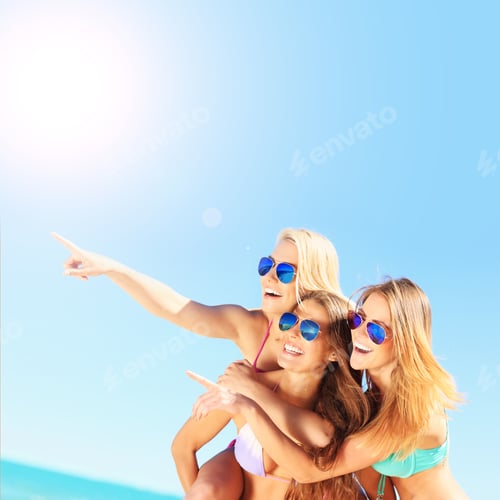 Preview: Group of women pointing at something on the beach