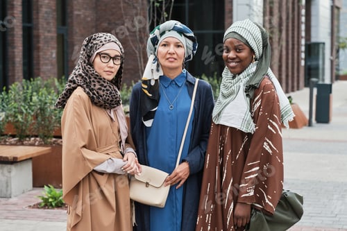 Preview: Women meeting in the city